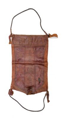 un vieux sac en cuir muni d'une bandoulière qui pend sur le côté