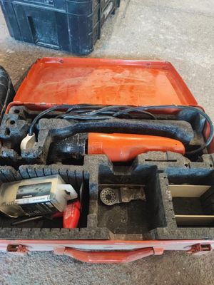 une caisse à outils avec des outils à l'intérieur sur le sol