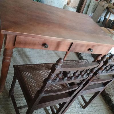 une table avec une chaise et une table sur laquelle se trouve un tiroir