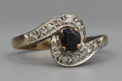Bague «tourbillon» en or ornée d’un saphir et de pierres. P. 3,2g - Photo 1