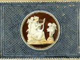une image représentant une femme jouant de la harpe et un homme jouant de la harpe