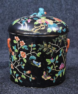 une image représentant une boîte noire ornée de fleurs et d'oiseaux