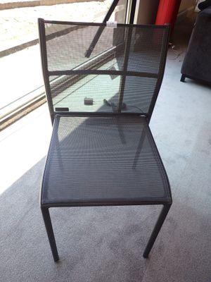 une chaise qui se trouve devant une fenêtre