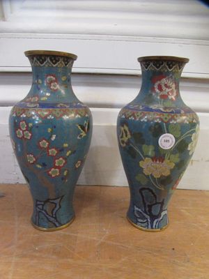Chine, vers 1850 Paire de vases de forme balustre en émaux c…