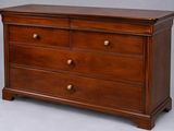 une commode en bois avec trois tiroirs de chaque côté