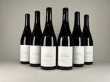 six bouteilles de vin sont alignées dans une rangée