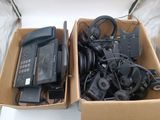 deux boîtes contenant du matériel électronique, posées sur une table