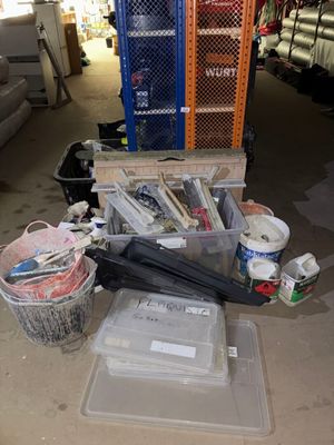 un tas d'objets divers posés par terre dans un garage