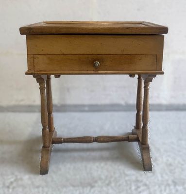 Table travailleuse en bois fruitier ouvrant à un abattant et… - Photo 1