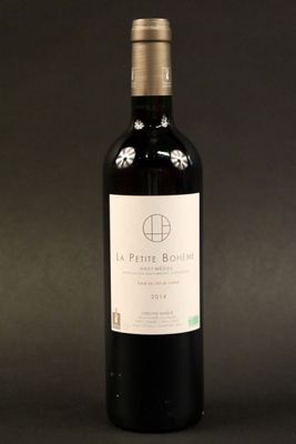 une bouteille de vin posée sur une table noire