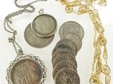 un lot de pièces de monnaie posées sur une table