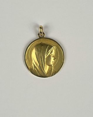 Gros plan sur une médaille d'or portant le visage d'une femme