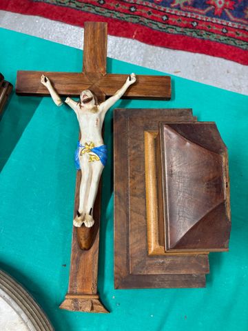 Christ sur sa croix en porcelaine polychrome. Un bras cassé, socl...