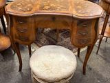 une table avec un tabouret et une chaise devant