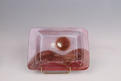 une plaque de verre ornée d'un motif rouge et marron