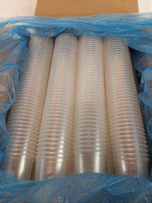 plusieurs gobelets en plastique se trouvent dans un sac en plastique posé sur une table