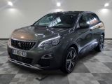 la voiture grise est garée dans le garage sur un sol en damier