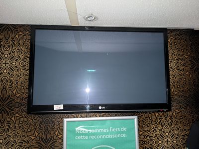 un téléviseur à écran plat fixé au mur d'une pièce
