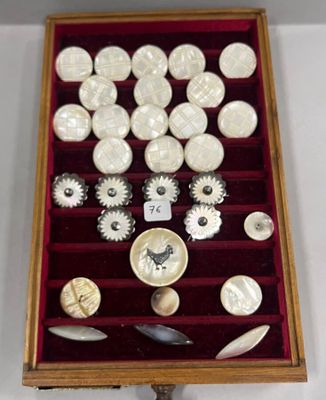 une vitrine contenant de nombreux boutons