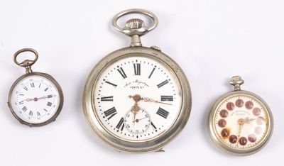trois types différents de montres de poche exposées sur un fond blanc