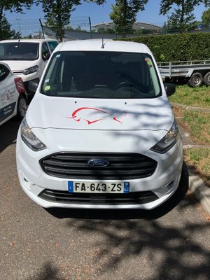 une camionnette blanche garée sur le bord de la route