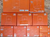 une pile de cartons orange sur lesquels figure l'image d'un ordinateur portable