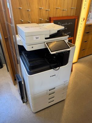 une photo montrant une pile d'imprimantes dans une pièce