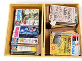 une caisse en bois remplie de magazines et encore de magazines