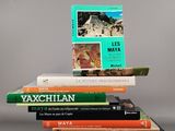 plusieurs livres sont empilés sur une table