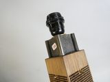 un bloc en bois surmonté d'une lampe à lumière noire