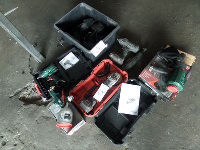 un tas d'outils posés par terre les uns à côté des autres