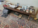 une table en bois sur laquelle sont posés plusieurs livres
