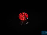 un diamant rouge dans l'obscurité