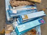 beaucoup d'objets posés sur le sol