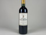 une bouteille de vin rouge posée sur une table blanche