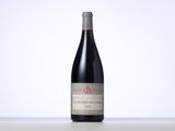 une bouteille de vin rouge posée sur une table