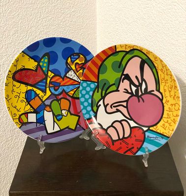 deux assiettes colorées ornées de personnages de dessins animés, posées sur une table