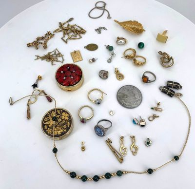 de nombreux bijoux disposés sur une assiette blanche posée sur une table
