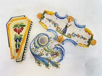 deux objets décoratifs posés sur une surface blanche