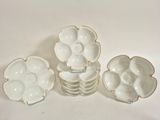 trois assiettes blanches à bord doré posées sur un plateau blanc