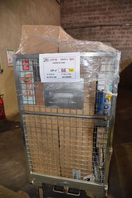 un chariot sur lequel sont posés de nombreux cartons