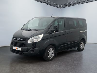 La camionnette noire est garée dans la grande salle du bâtiment.