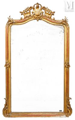 une image représentant un miroir à cadre doré posé sur un mur blanc