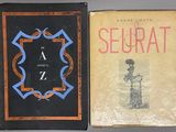 deux livres posés l'un à côté de l'autre sur une table