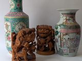 trois vases posés l'un à côté de l'autre sur une table
