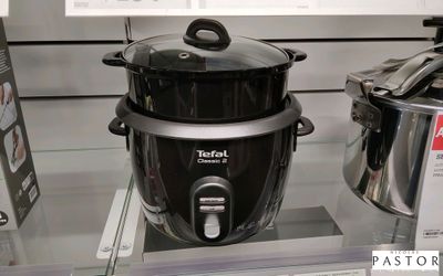 une mijoteuse noire et argentée exposée dans un magasin
