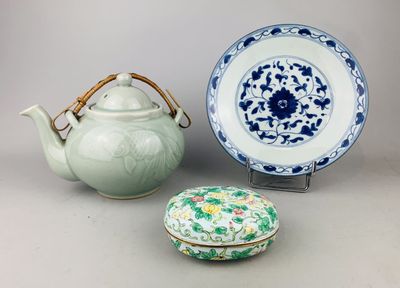 trois types différents de théières et une théière posée sur une table
