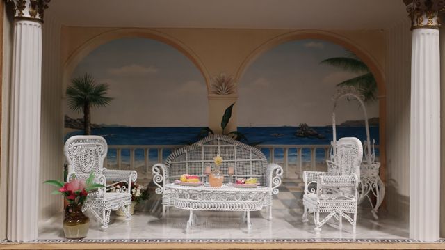 Diorama. Composition miniature, dans une vitrine en bois, vitre e...