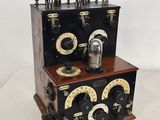 a very old fashioned radio that is sitting on a table