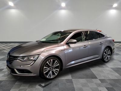 la voiture argentée est garée sur un sol en damier dans le garage